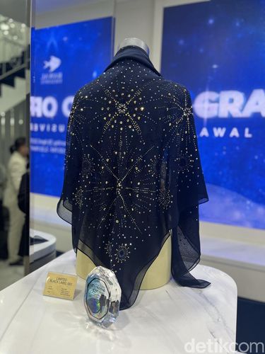 Deretan hijab termahal di dunia karya eksklusif bertabur kristal Swarovski, Bawal Exclusive. Simbol kemewahan dan seni tanpa duplikasi. Deretan hijab termahal di dunia karya eksklusif bertabur kristal Swarovski, Bawal Exclusive. Simbol kemewahan dan seni tanpa duplikasi.