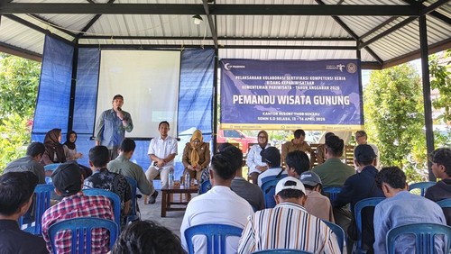 Dinas Pariwisata dan Ekonomi Kreatif NTB memberikan sertifikasi hingga uji kompetensi kepada 50 guide dan porter Gunung Rinjani. (Foto: Dispar NTB)