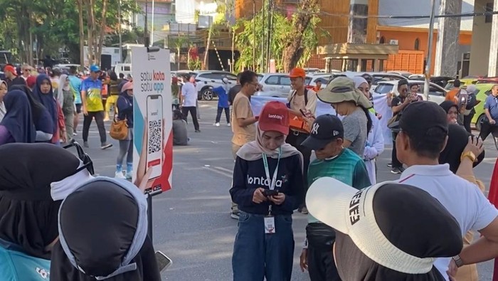 Diskominfo Makassar memanfaatkan momen CFD untuk mendekatkan layanan aplikasi Lontara+.