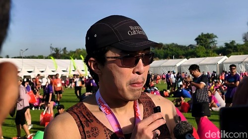 dr Tirta saat ditemui setelah menyelesaikan half marathon Kemala Run 2026 di Bali United Training Center, Gianyar, Bali, Minggu (19/4/2026). (Foto: Abid Ahmad Ibrahim/detikBali)