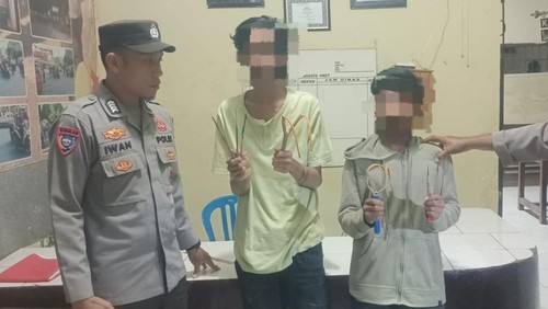 Dua remaja yang diamankan polisi lantaran membawa busur dan anak panah di jalanan di Kecamatan Woha, Kabupaten Bima, NTB, Sabtu (18/4/2026). (Foto: Dok. Polsek Woha)