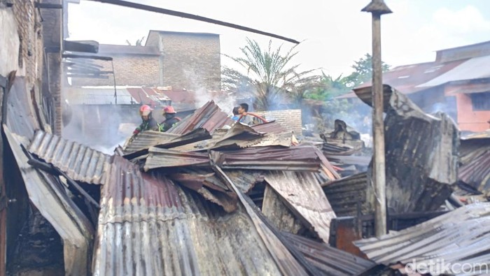 Empat rumah terbakar di Medan Polonia.