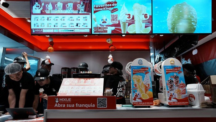 Employees of Chinese ice cream and beverage chain Mixue check freshly prepared drinks at the company's first Brazilian store ahead of its opening to the public, marking the brand's arrival in South America amid a fresh tide of Chinese investment, in Sao Paulo, Brazil, April 9, 2026. REUTERS/Alexandre Meneghini