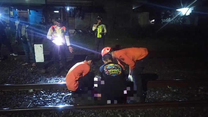 Evakuasi jasad perempuan tertabrak kereta di Wonokromo Surabaya