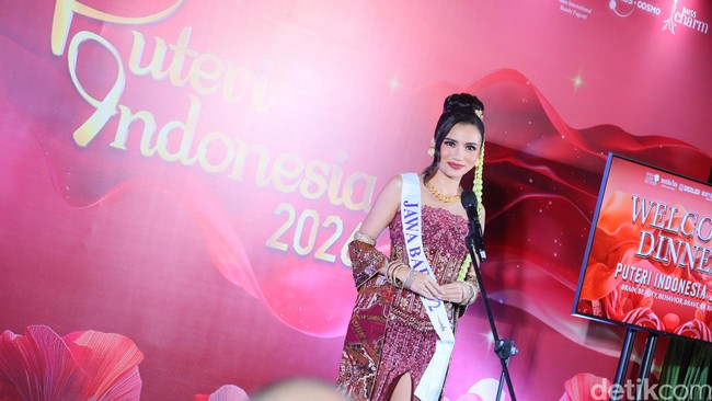 Yayasan Puteri Indonesia (YPI) kembali menggelar Pemilihan Puteri Indonesia (PPI) 2026. Sebanyak 45 finalis dari 34 provinsi di tanah air hadir telah terpilih dan akan memulai masa karantina. Tahun ini, kontes kecantikan palingikonik di Indonesia tersebut mengusung tema Dari Indonesia untuk Dunia: Kontribusi Perempuan dalam Inovasi dan Teknologi yang Berdampak untuk Keberlanjutan Alam serta Perdamaian Global. Tema tersebut menjadi landasan utama penyelenggaraan, mencerminkan komitmen untuk melahirkan perempuan dengan keunggulan menyeluruh yang mampu berkontribusi bagi masyarakat menuju Indonesia Emas 2045. Foto: Nasywa Fauziah/DetikFoto.
