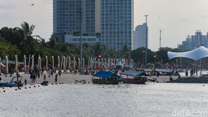 Direktur Utama PJAA, Syahmudrian Lubis memberikan keterangan pers di kawasan Ancol, Jakarta, Minggu (19/4/2026). PJAA mengungkap tengah melakukan proses tender untuk proyek perluasan lahan pantai. Saat ini terdapat 16 calon mitra berasal dari Eropa, China, hingga Korea.