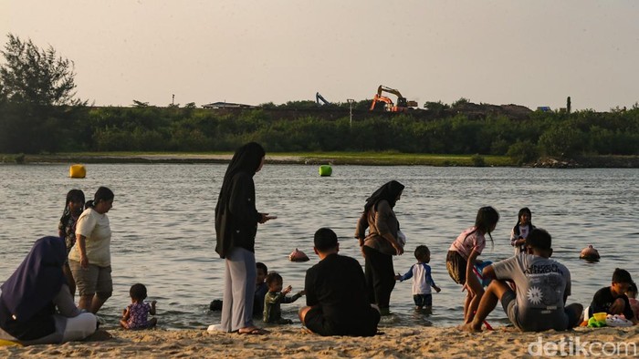 Direktur Utama PJAA, Syahmudrian Lubis memberikan keterangan pers di kawasan Ancol, Jakarta, Minggu (19/4/2026). PJAA mengungkap tengah melakukan proses tender untuk proyek perluasan lahan pantai. Saat ini terdapat 16 calon mitra berasal dari Eropa, China, hingga Korea.