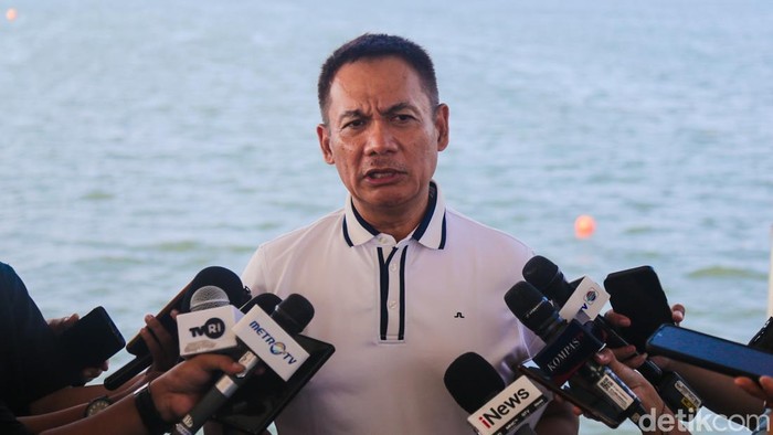 Direktur Utama PT Pembangunan Jaya Ancol Tbk (PJAA), Syahmudrian Lubis memberikan keterangan pers di kawasan Ancol, Jakarta, Minggu (19/4/2026). PJAA mengungkap tengah melakukan proses tender untuk proyek perluasan lahan pantai. Saat ini terdapat 16 calon mitra berasal dari Eropa, China, hingga Korea.