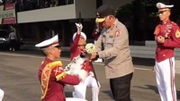 Gubernur Akademi Kepolisian Irjen Pol D.T.M. Silitonga, S.H., M.A. memimpin tradisi alih kemampuan Drumcorps Pelopor Cenderawasih Akademi Kepolisian dari Taruna Angkatan 58 Batalyon Ksatria Hawwin Sarwahita kepada Angkatan 59 Batalyon Bhayangkara Dharma di Lapangan Bhayangkara Akpol. Foto: Instagram @humasakpol