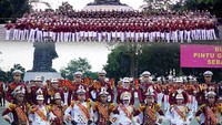 Stickmaster Utama adalah pemimpin utama dalam pertunjukan marching band atau drumband, sering kali terlihat di depan membawa tongkat mayoret untuk memimpin tempo dan formasi. Foto: Instagram @humasakpol