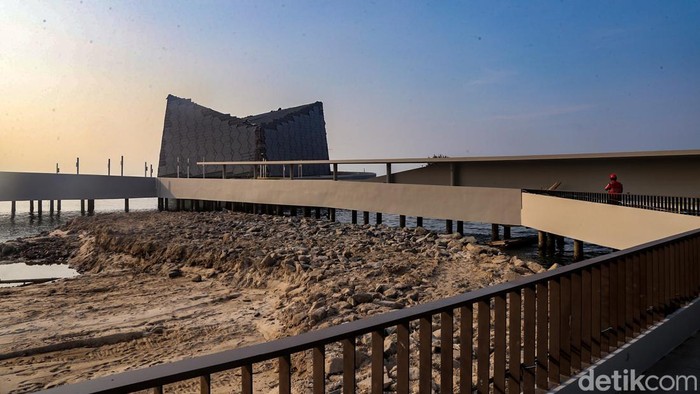 Proyek Masjid Apung di Ancol, Jakarta, tengah dikebut. Bangunan ini merupakan calon masjid apung pertama di Jakarta.
