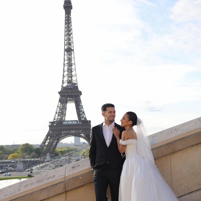 Jennifer Coppen Bergaun Pengantin Putih dengan Latar Menara Eiffel