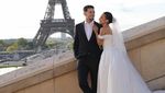 Jennifer Coppen Bergaun Pengantin Putih dengan Latar Menara Eiffel