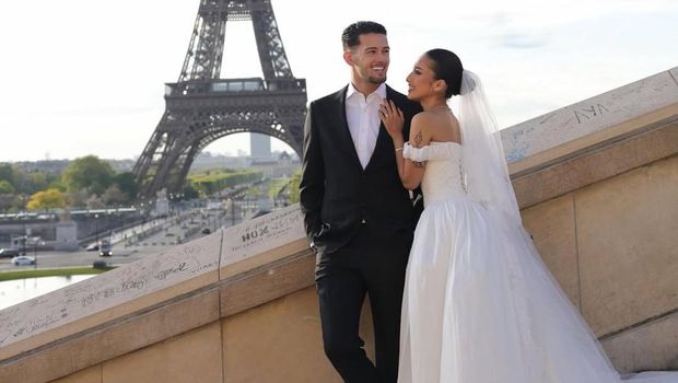 Jennifer Coppen dan Justin Hubner prewedding dengan latar belakang menara Eiffel.