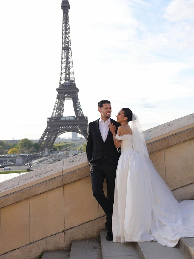 Jennifer Coppen Bergaun Pengantin Putih dengan Latar Menara Eiffel