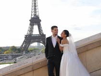 Jennifer Coppen Bergaun Pengantin Putih dengan Latar Menara Eiffel