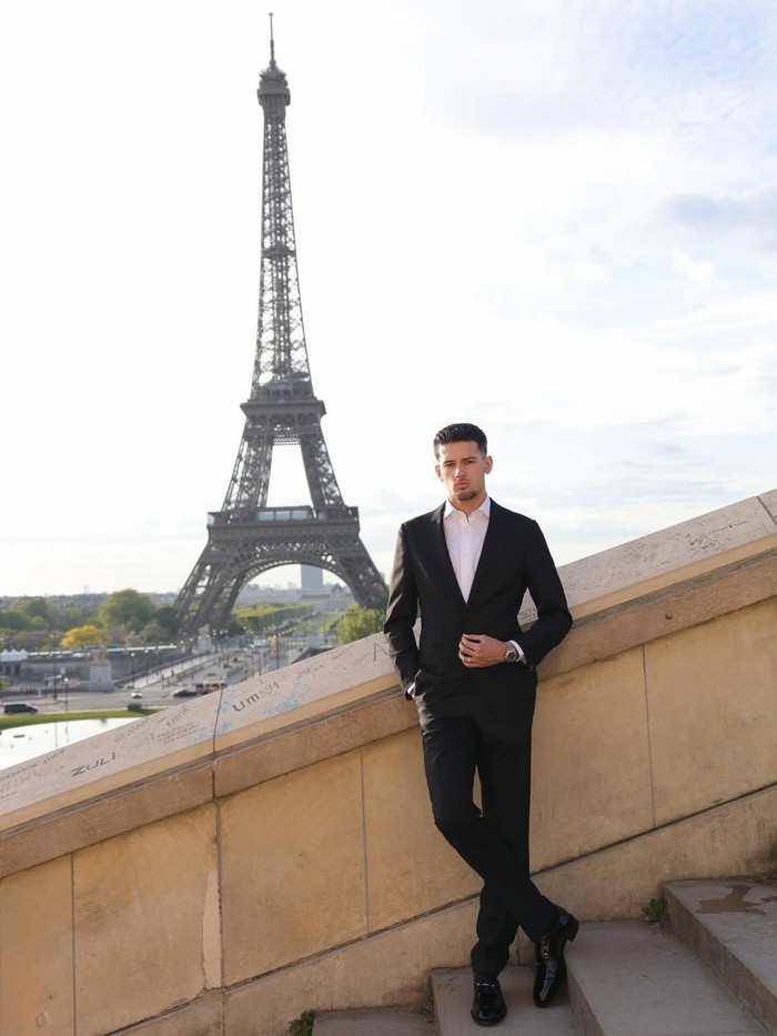 Jennifer Coppen dan Justin Hubner prewedding dengan latar belakang menara Eiffel.
