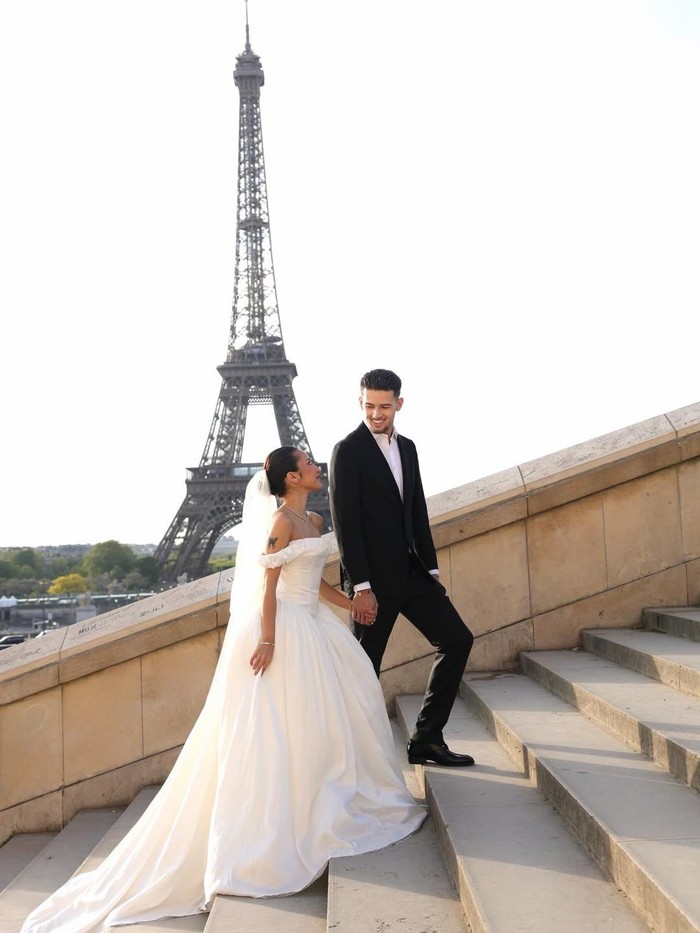 Jennifer Coppen dan Justin Hubner prewedding dengan latar belakang menara Eiffel.