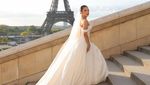 Jennifer Coppen Bergaun Pengantin Putih dengan Latar Menara Eiffel