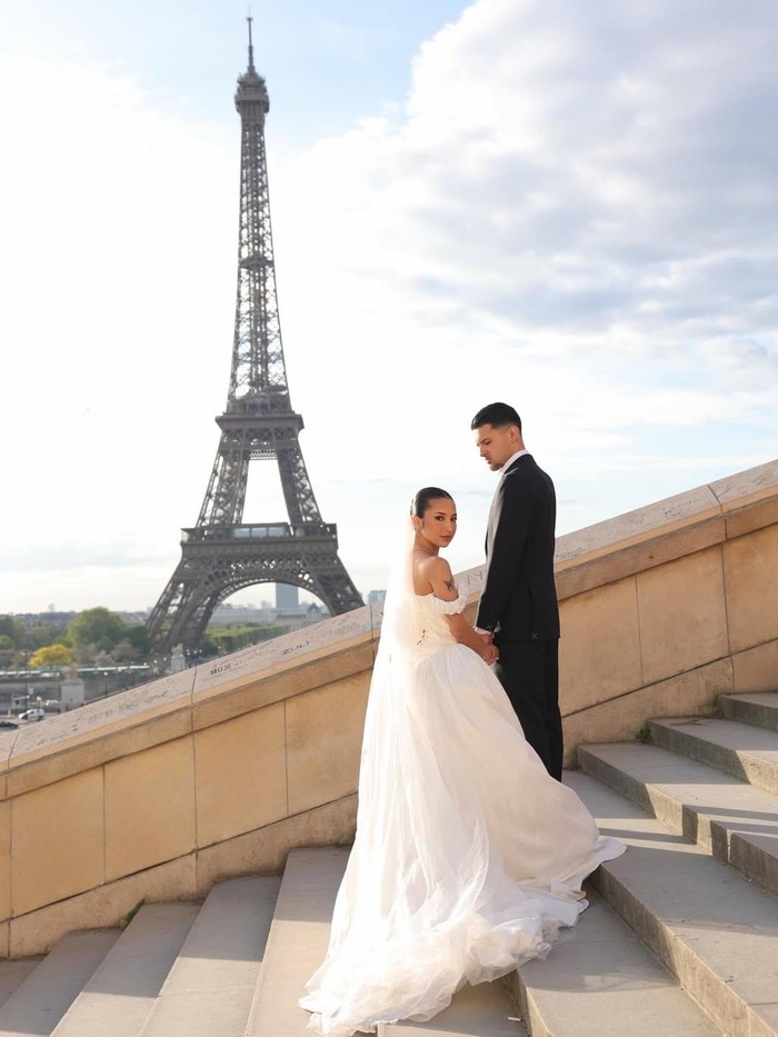 Jennifer Coppen dan Justin Hubner prewedding dengan latar belakang menara Eiffel.
