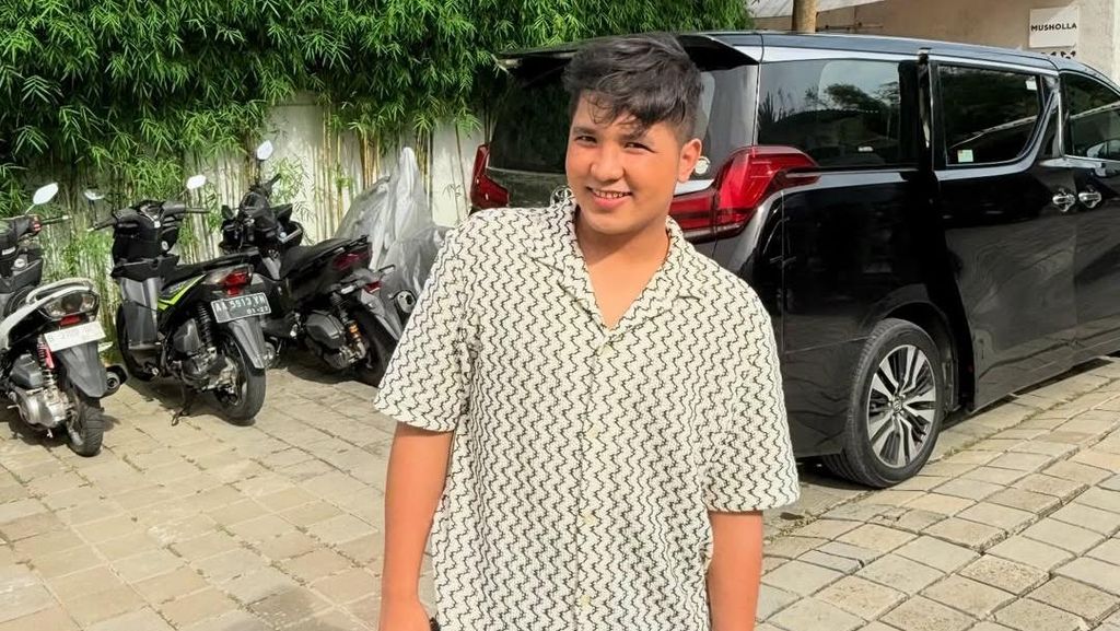 Jirayut Ungkap Alasan Tangan Tak Bisa Diam Saat Ngobrol