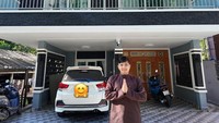 Cowok berusia 25 tahun itu juga mengatakan baru selesai merenovasi rumah masa kecilnya. Ini bukan mau sombong. Rumah di Thailand aku udah beli satu di kota. Ini kenapa direnovasi? Karena mau setiap aku pulang, aku pengin ngumpul satu rumah ada kamar masing-masing. Ya udah aku renovasi. Ini rumah bareng-bareng, jelasnya. Foto: Instagram @jirayutdaa4official