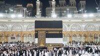 Pemasangan ini menandai dimulainya musim haji 1447 H/2026 M. Jemaah dari berbagai negara segera tiba. Foto: X/AlharamainSA