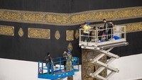 Prosesi diawali dengan pengangkatan Kiswah Kabah setinggi 3 meter. Setelah itu, kain katun putih selebar 2 meter dipasang di keempat sisi Kabah. Foto: X/AlharamainSA