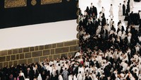Tradisi tahunan ini merupakan bagian dari pemeliharaan standar yang bertujuan menjaga keutuhan Kiswah dan melindunginya dari potensi kerusakan atau gesekan jemaah yang tawaf selama musim haji. Foto: X/AlharamainSA