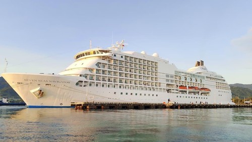 Kapal pesiar MV Seven Seas Navigator bersandar di Pelabuhan Celukan Bawang, Buleleng, Minggu (19/4/2026). (Dok. Pelindo Celukan Bawang)