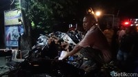 Saat kejadian, kondisi di lokasi sedang ramai kendaraan yang berhenti karena pintu perlintasan kereta api tertutup. Sebuah kereta api diketahui tengah melintas.