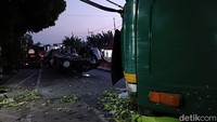 Kejadian terjadi sekitar pukul 23.30 WIB. Sebuah truk trailer bermuatan triplek diduga mengalami rem blong hingga menabrak empat kendaraan di depannya.
