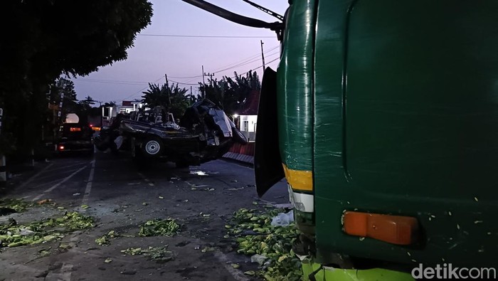 Kecelakaan beruntun melibatkan lima kendaraan terjadi di Jalur Selatan arah Lumajang menuju Probolinggo, tepatnya di Desa Malasan Wetan, Kecamatan Tegal Siwalan, Kabupaten Probolinggo, Sabtu (18/4/2026) sekitar pukul 23.30 WIB. Proses evakuasi seluruh kendaraan yang terlibat baru selesai pada Minggu pukul 05.40 WIB.

Insiden bermula saat truk trailer kontainer bermuatan triplek bernopol B 9625 UEJ yang dikemudikan Cecep melaju dari arah Lumajang menuju Probolinggo. Saat melintas di jalur menurun, truk diduga mengalami rem blong hingga hilang kendali.

Trailer tersebut kemudian menabrak dua unit pickup Grandmax bernopol N 8387 YH dan P 8361 GL yang sama-sama bermuatan sayur mayur. Setelah itu, truk menghantam sedan Toyota Vios AG 1644 EG dan kendaraan Toyota Hiace.

Akibat kecelakaan tersebut, empat penumpang Toyota Vios dilaporkan meninggal dunia di lokasi kejadian.

Sementara saru sopir kendaraan pickup mengalami luka kritis dan dilarikan ke IGD RS PG Wonolangan, Kecamatan Dringu, Kabupaten Probolinggo untuk mendapatkan perawatan intensif.

Dua kendaraan mengalami kerusakan paling parah, yakni pickup Grandmax bernopol P 8361 GL serta sedan Toyota Vios yang ringsek berat.

Kanit Gakkum Satlantas Polres Probolinggo, Iptu Aditya Wikrama, mengatakan proses evakuasi memakan waktu lebih dari lima jam karena posisi truk trailer berada di tengah jalan dan beberapa kendaraan dalam kondisi hancur.

“Kita utamakan evakuasi korban terlebih dahulu, baru kita evakuasi semua kendaraan. Butuh waktu 5 jam lebih untuk mengevakuasi kendaraan,” ujar Aditya. Minggu (19/4/2026).

Petugas kepolisian bersama tim gabungan juga melakukan olah TKP dan mengatur arus lalu lintas yang sempat mengalami kemacetan panjang di jalur penghubung Probolinggo-Lumajang tersebut.

Hingga kini, Satlantas Polres Probolinggo masih melakukan olah TKP dan penyelidikan lebih lanjut terkait penyebab pasti kecelakaan maut tersebut.