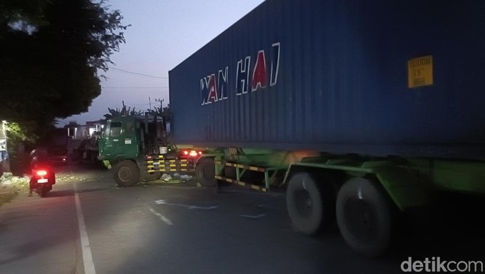 Kecelakaan beruntun melibatkan lima kendaraan terjadi di Jalur Selatan arah Lumajang menuju Probolinggo, tepatnya di Desa Malasan Wetan, Kecamatan Tegal Siwalan, Kabupaten Probolinggo, Sabtu (18/4/2026) sekitar pukul 23.30 WIB. Proses evakuasi seluruh kendaraan yang terlibat baru selesai pada Minggu pukul 05.40 WIB.

Insiden bermula saat truk trailer kontainer bermuatan triplek bernopol B 9625 UEJ yang dikemudikan Cecep melaju dari arah Lumajang menuju Probolinggo. Saat melintas di jalur menurun, truk diduga mengalami rem blong hingga hilang kendali.

Trailer tersebut kemudian menabrak dua unit pickup Grandmax bernopol N 8387 YH dan P 8361 GL yang sama-sama bermuatan sayur mayur. Setelah itu, truk menghantam sedan Toyota Vios AG 1644 EG dan kendaraan Toyota Hiace.

Akibat kecelakaan tersebut, empat penumpang Toyota Vios dilaporkan meninggal dunia di lokasi kejadian.

Sementara saru sopir kendaraan pickup mengalami luka kritis dan dilarikan ke IGD RS PG Wonolangan, Kecamatan Dringu, Kabupaten Probolinggo untuk mendapatkan perawatan intensif.

Dua kendaraan mengalami kerusakan paling parah, yakni pickup Grandmax bernopol P 8361 GL serta sedan Toyota Vios yang ringsek berat.

Kanit Gakkum Satlantas Polres Probolinggo, Iptu Aditya Wikrama, mengatakan proses evakuasi memakan waktu lebih dari lima jam karena posisi truk trailer berada di tengah jalan dan beberapa kendaraan dalam kondisi hancur.

“Kita utamakan evakuasi korban terlebih dahulu, baru kita evakuasi semua kendaraan. Butuh waktu 5 jam lebih untuk mengevakuasi kendaraan,” ujar Aditya. Minggu (19/4/2026).

Petugas kepolisian bersama tim gabungan juga melakukan olah TKP dan mengatur arus lalu lintas yang sempat mengalami kemacetan panjang di jalur penghubung Probolinggo-Lumajang tersebut.

Hingga kini, Satlantas Polres Probolinggo masih melakukan olah TKP dan penyelidikan lebih lanjut terkait penyebab pasti kecelakaan maut tersebut.