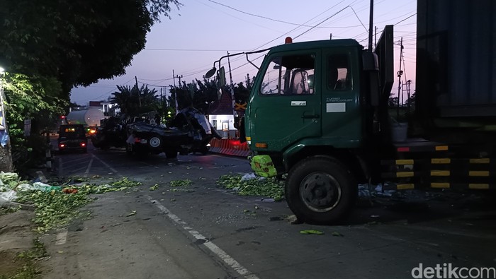 Kecelakaan beruntun melibatkan lima kendaraan terjadi di Jalur Selatan arah Lumajang menuju Probolinggo, tepatnya di Desa Malasan Wetan, Kecamatan Tegal Siwalan, Kabupaten Probolinggo, Sabtu (18/4/2026) sekitar pukul 23.30 WIB. Proses evakuasi seluru