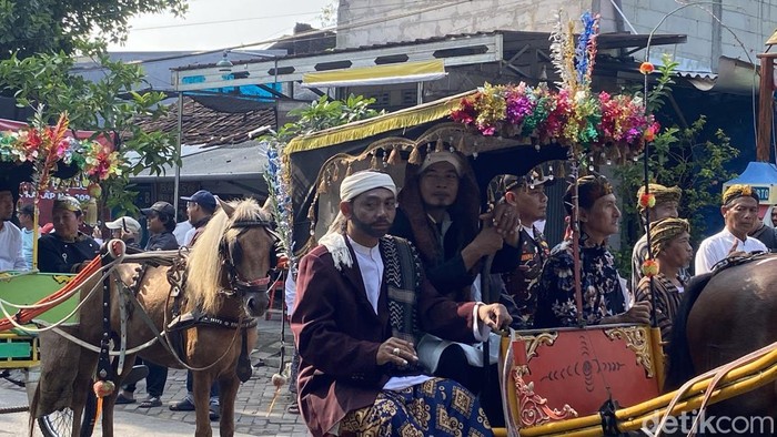 Kirab budaya Kiai Sholeh Darat di Kampung Melayu, Kecamatan Semarang Utara, Kota Semarang, Minggu (19/4/2026).
