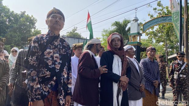 Kirab budaya Kiai Soleh Darat di Kampung Melayu, Kecamatan Semarang Utara, Kota Semarang, Minggu (19/4/2026).