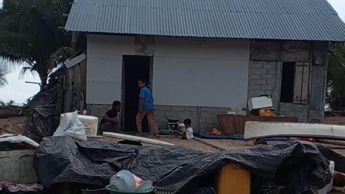 Kondisi permukiman warga yang diterjang cuaca esktrem di pesisir pantai, di Kecamatan Banggai, Kabupaten Banggai Laut, Sulawesi Tengah, Sabtu (18/4).