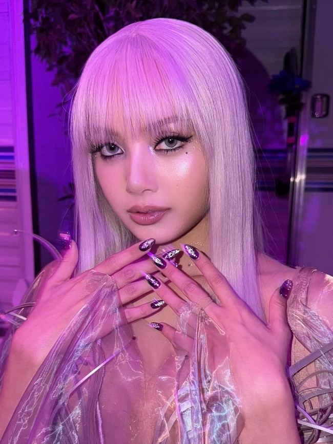 Penampilan Lisa BLACKPINK membuat penggemar pangling sekaligus terpana. Tak sedikit yang menyebut paras cantiknya unreal bak AI. Foto: Instagram