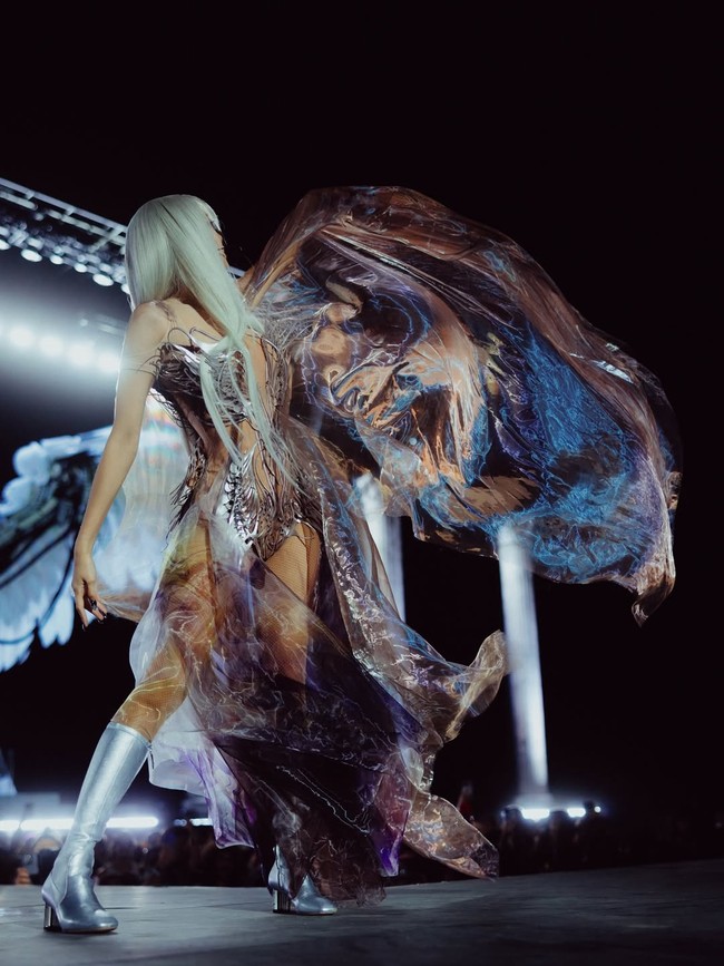Di tengah aksi panggungnya, muncul avatar digital raksasa Lisa BLACKPINK memakai kostum panggung serupa, menyempurnakan pengalaman audiovisual penonton Coachella 2026. Foto: Instagram