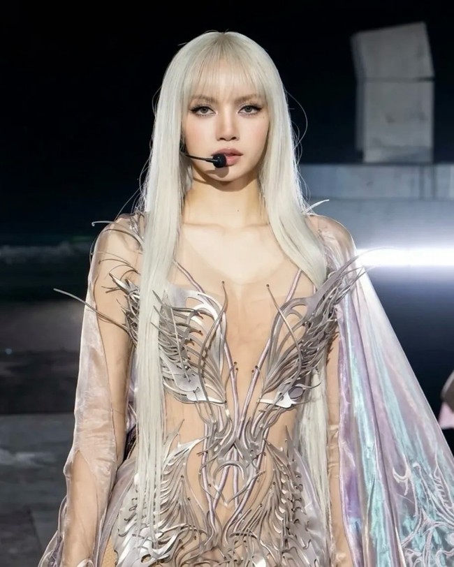 Lisa BLACKPINK ikut meramaikan minggu kedua Coachella 2026. Ia membuat penampilan kejutan dalam pertunjukan Anyma sebagai headliner. Foto: Instagram