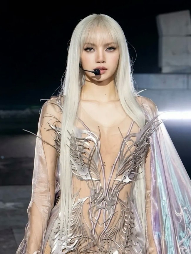 Lisa BLACKPINK Tampil di Coachella 2026 Bareng Anyma, Cantiknya Unreal Bak AI