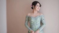 Maizura tampak cantik memakai kebaya modern berwarna hijau saat lamaran. (Foto: dok Instagram maiiizura)