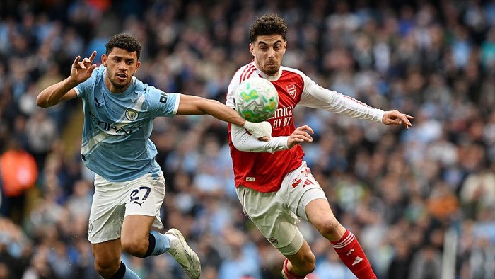 MANCHESTER, ENGLAND - APRIL 19: Kai Havertz of Arsenal and Matheus Nunes of Manchester City battle for possession of the ball during the Premier League match between Manchester City and Arsenal at Etihad Stadium on April 19, 2026 in Manchester, England. (Photo by David Price/Arsenal FC via Getty Images)