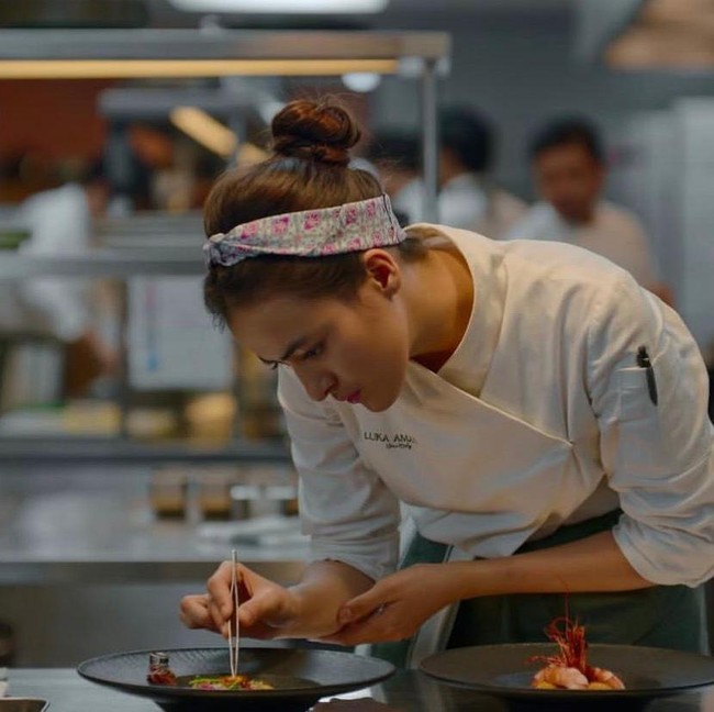 Mawar Eva Tampil Jadi Chef, Pesonanya di Dapur Bikin Salfok!