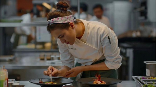 Mawar Eva Tampil Jadi Chef, Pesonanya di Dapur Bikin Salfok!