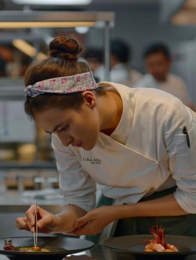 Mawar Eva Tampil Jadi Chef, Pesonanya di Dapur Bikin Salfok!