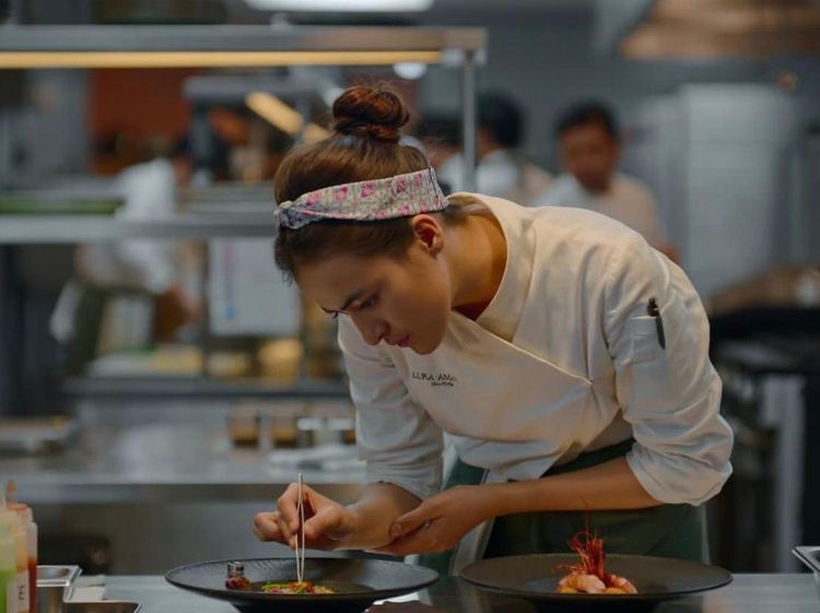 Mawar Eva Tampil Jadi Chef, Pesonanya di Dapur Bikin Salfok!