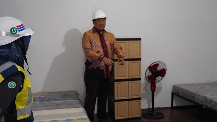Menteri Perumahan dan Kawasan Permukiman Maruarar Sirait mengecek progres pembangunan huntara buat warga bantaran rel Senen.