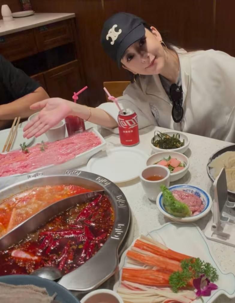 Model Ini Rendam Kaki di Kuah Mala Hotpot untuk Perawatan Model Ini Rendam Kaki di Kuah Mala Hotpot untuk Perawatan